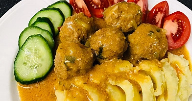 Mėsos faršo kukuliai su išmirkytu batonu pomidorų padaže