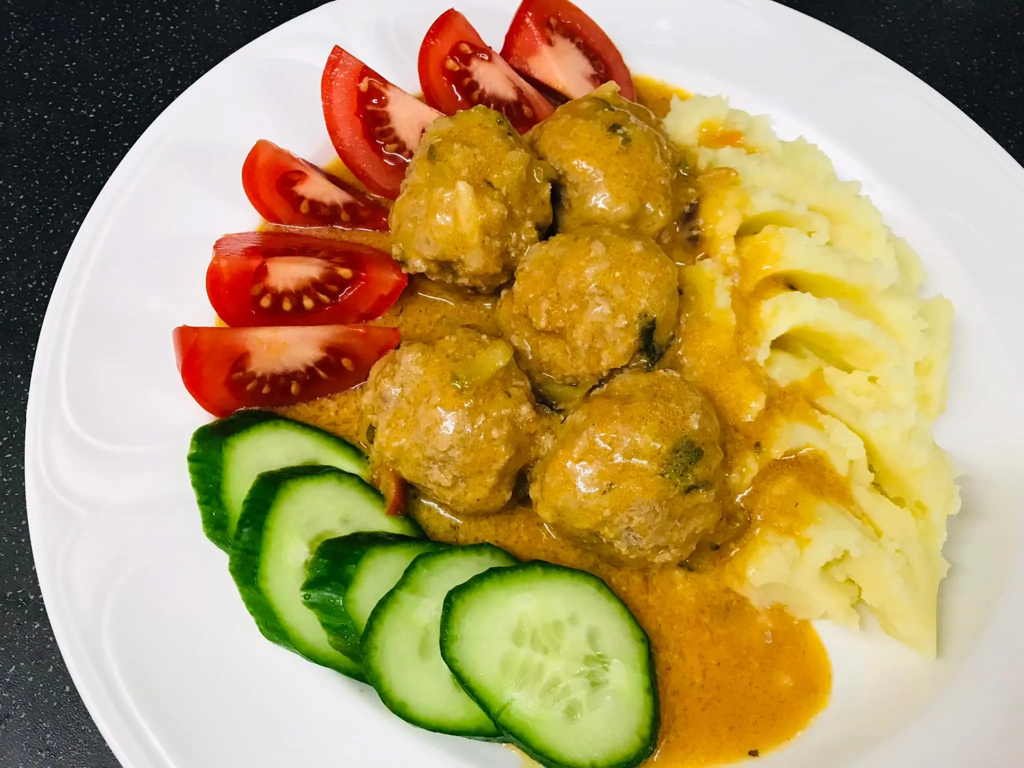 Mėsos faršo kukuliai su išmirkytu batonu pomidorų padaže