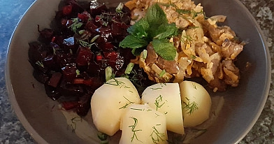 Troškintos jautienos kepenėlės su grietinėle ir apkeptu kalafioru