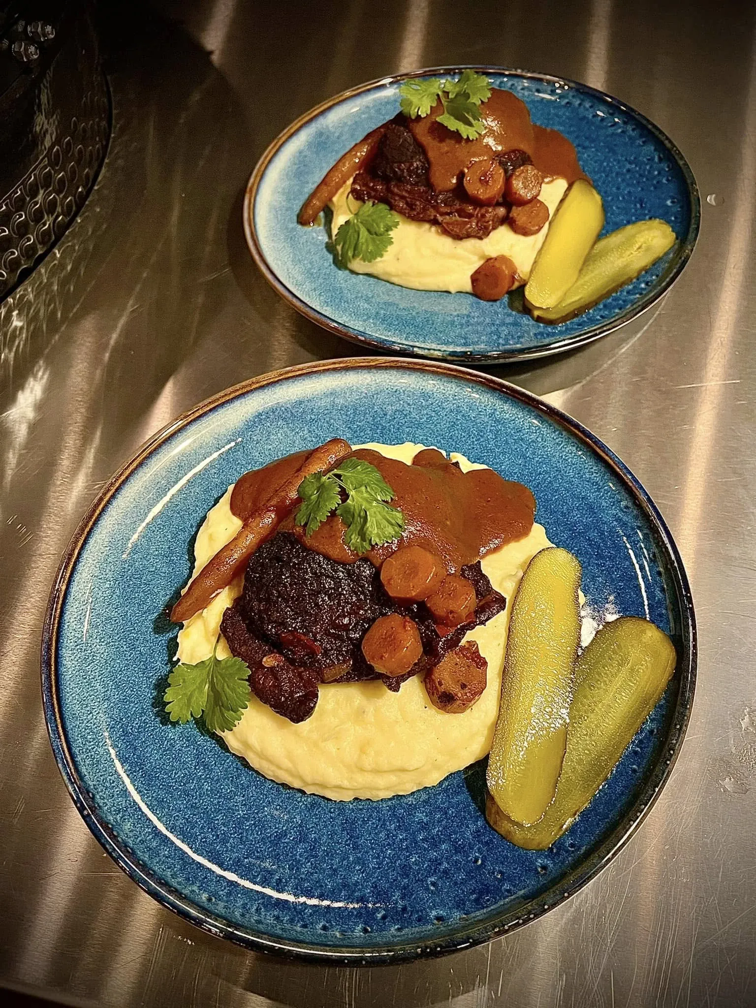 Troškinti jautienos žandai, kamado tipo grilyje