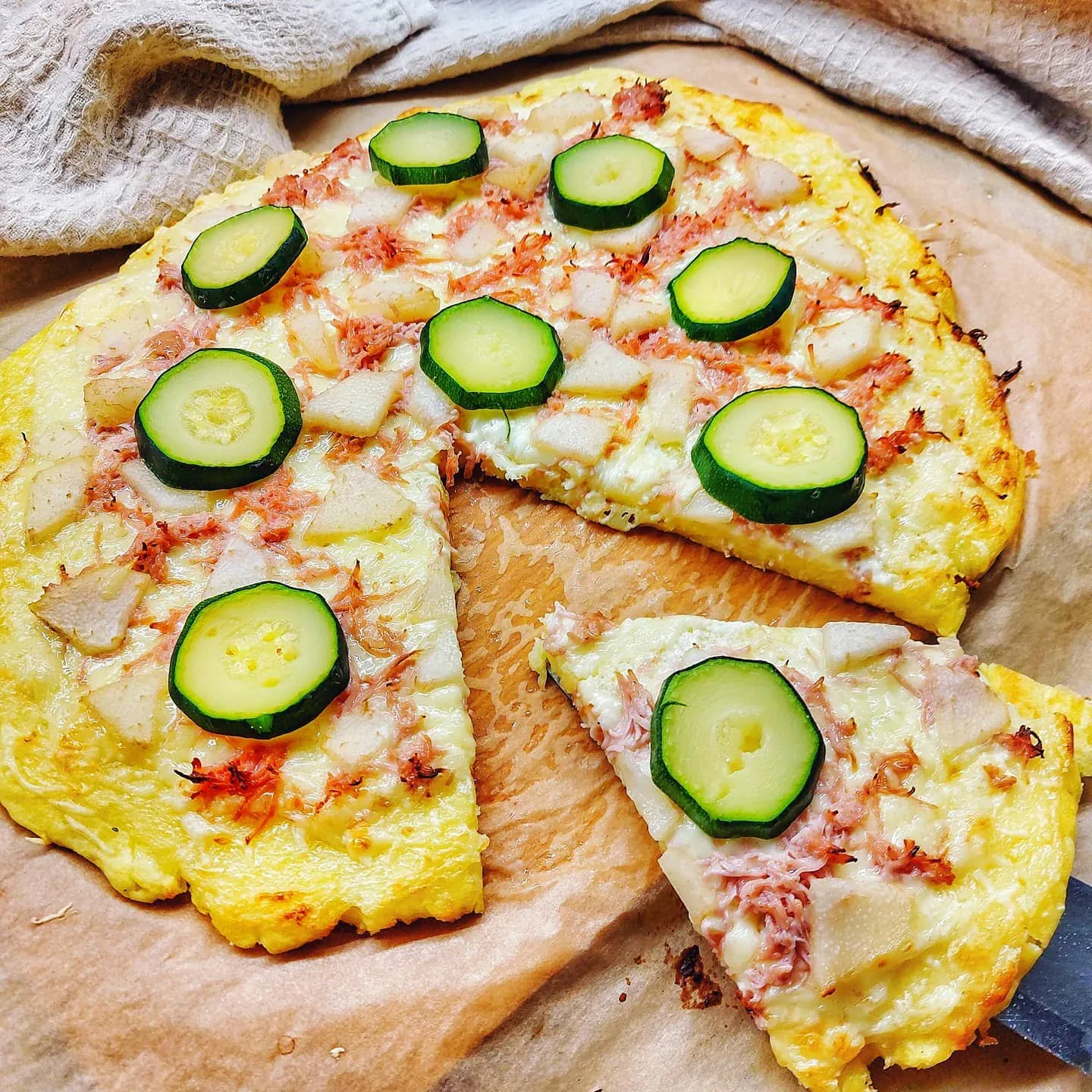 Bulvių pica su dešrelėmis ir sūriu