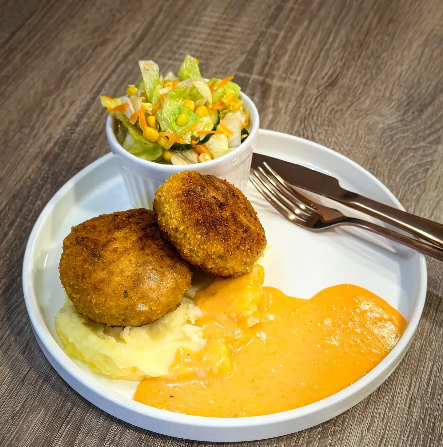 Vištienos faršo kotletai orkaitėje su paprikomis, morkomis ir špinatais