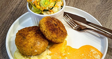 Vištienos faršo kotletai orkaitėje su paprikomis, morkomis ir špinatais