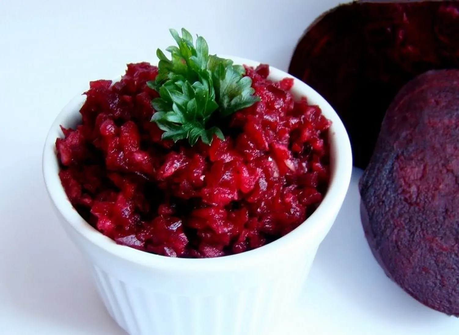 Žalių burokėlių salotos su obuoliais ir porais