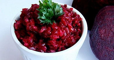 Žalių burokėlių salotos su obuoliais ir porais