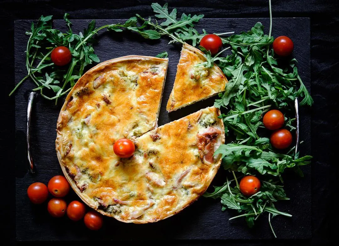 Sluoksniuotos tešlos pyragas su vištiena