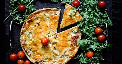 Sluoksniuotos tešlos pyragas su vištiena