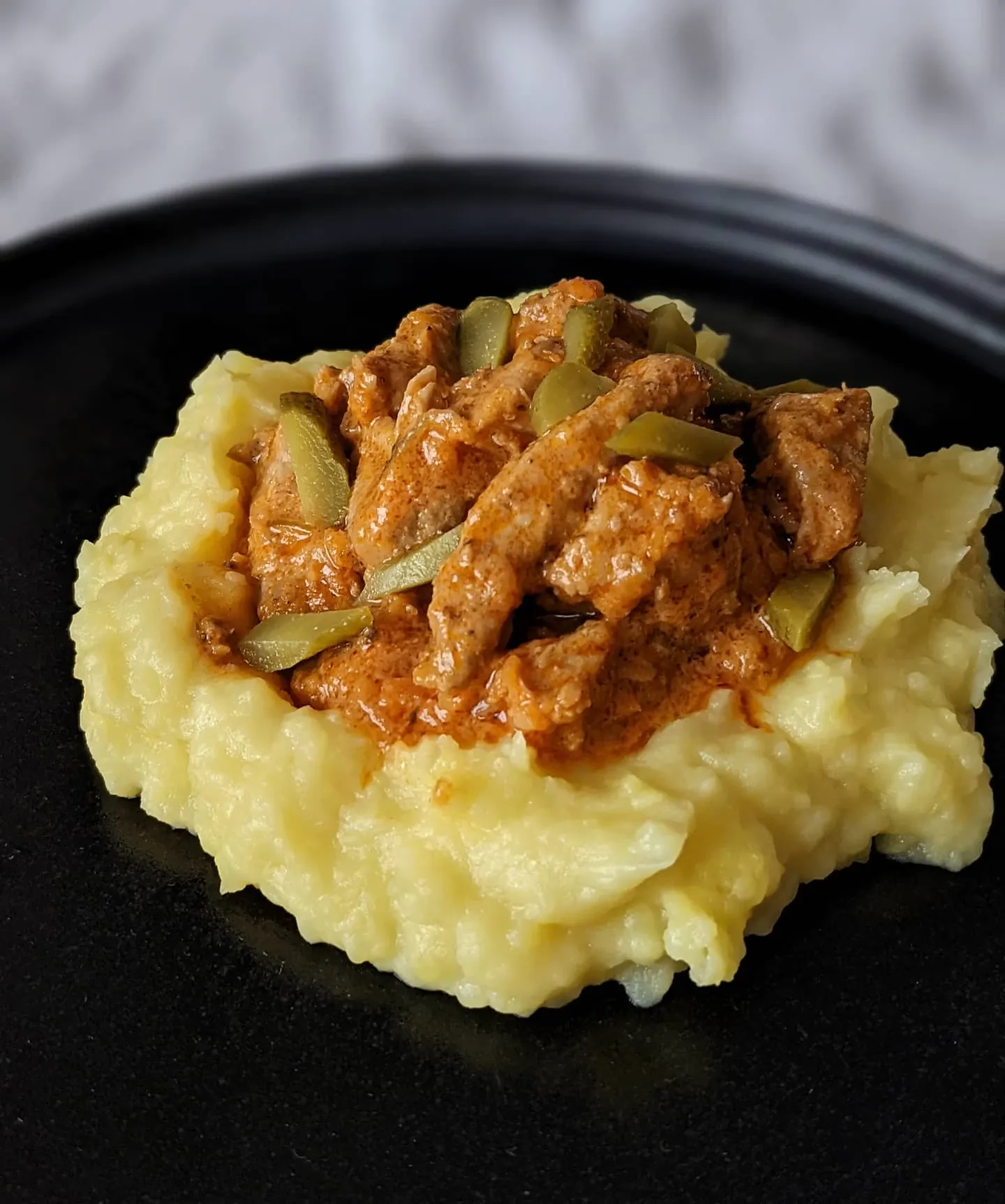 Kiaulienos guliašas su raugintais agurkais