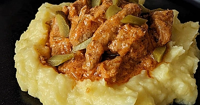 Kiaulienos guliašas su raugintais agurkais