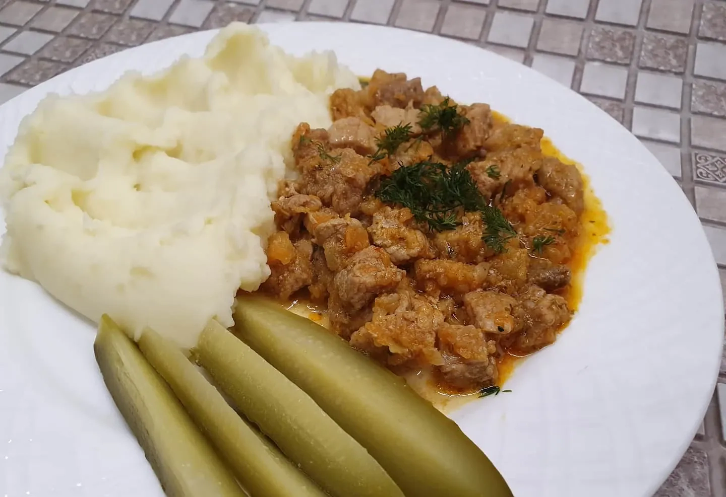 Kiaulienos guliašas su raugintu agurku ir morkomis