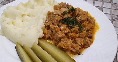 Kiaulienos guliašas su raugintu agurku ir morkomis