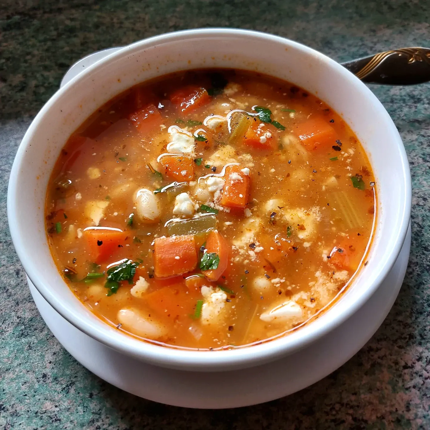 Tradicinė baltųjų pupelių sriuba su morkomis ir porais