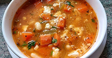 Tradicinė baltųjų pupelių sriuba su morkomis ir porais