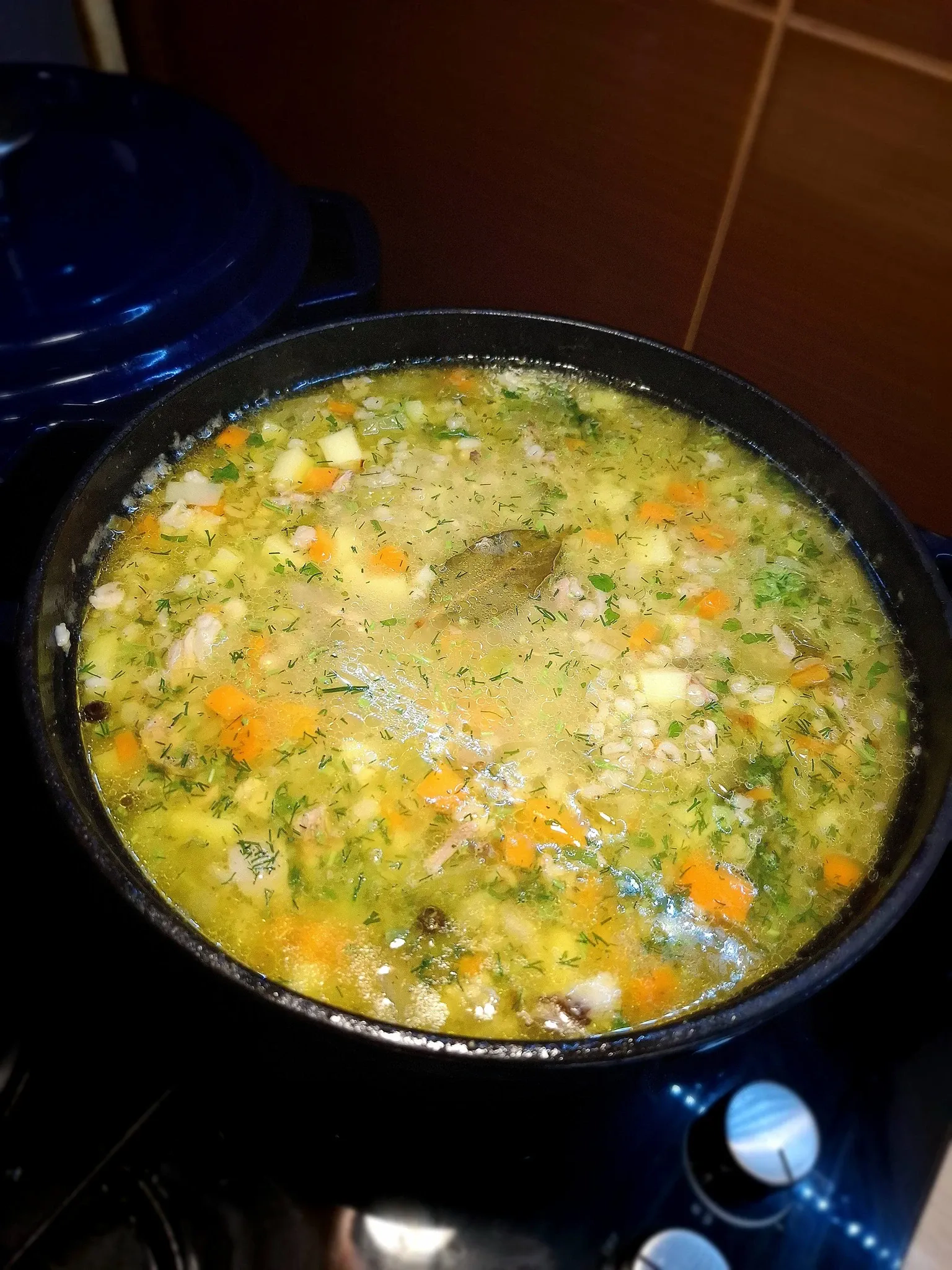 Raugintų agurkų ir lašišos sriuba