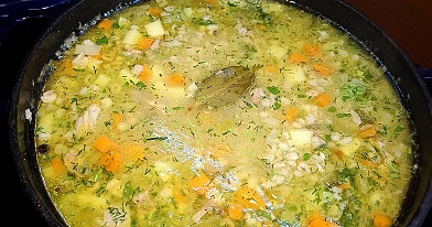 Raugintų agurkų ir lašišos sriuba