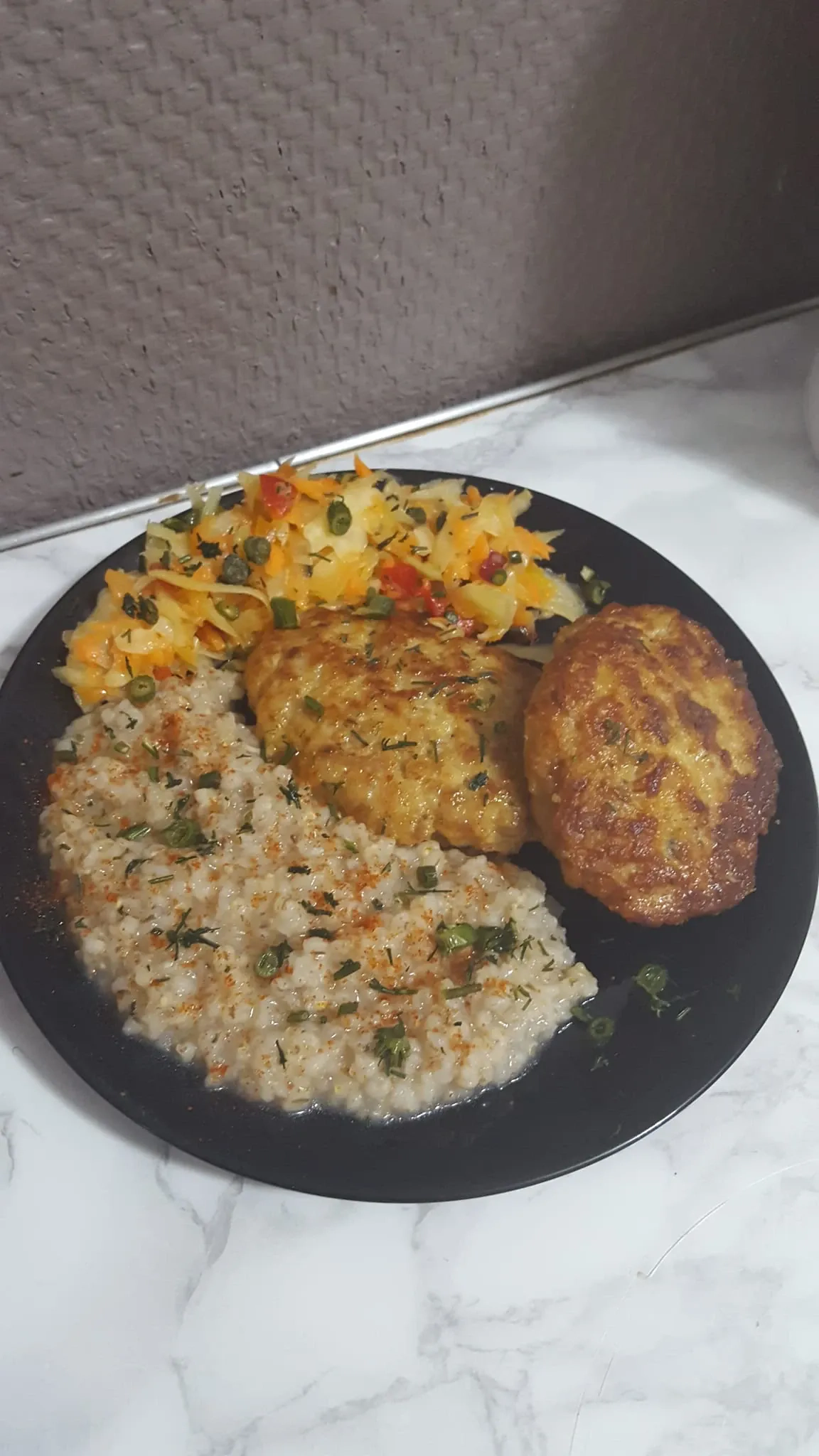 Margieji vištienos maltinukai su paprikomis, majonezu ir krakmolu