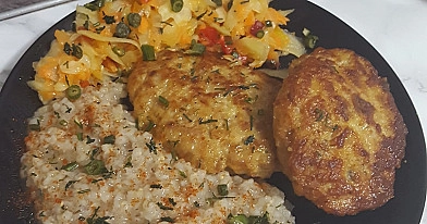 Margieji vištienos maltinukai su paprikomis, majonezu ir krakmolu