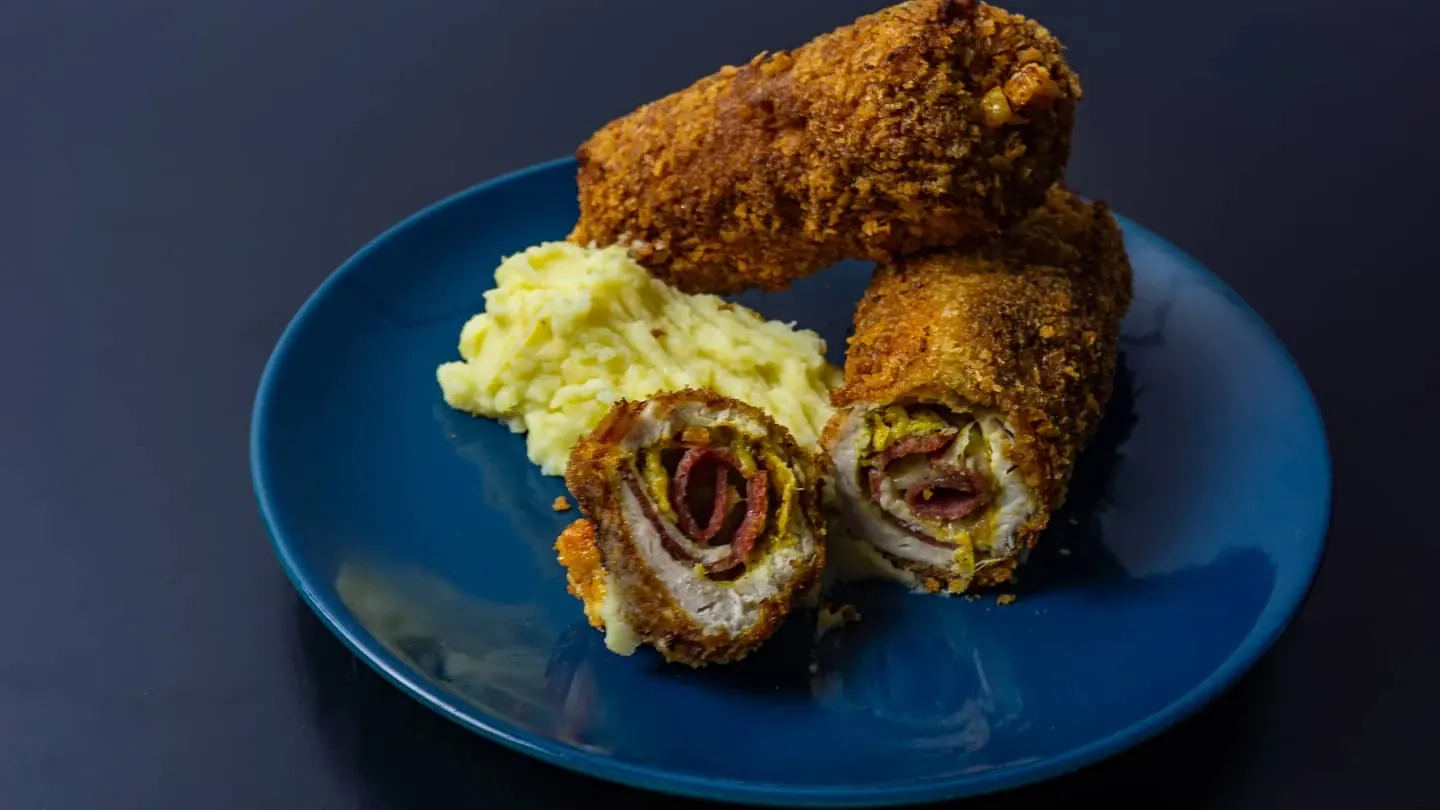 Kalakutienos suktinukai su sūriu ir saliamiu