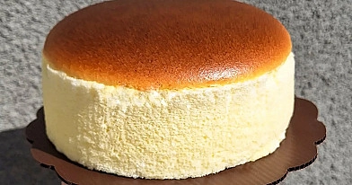 Japoniškas kreminio sūrio pyragas su pienu ir sviestu