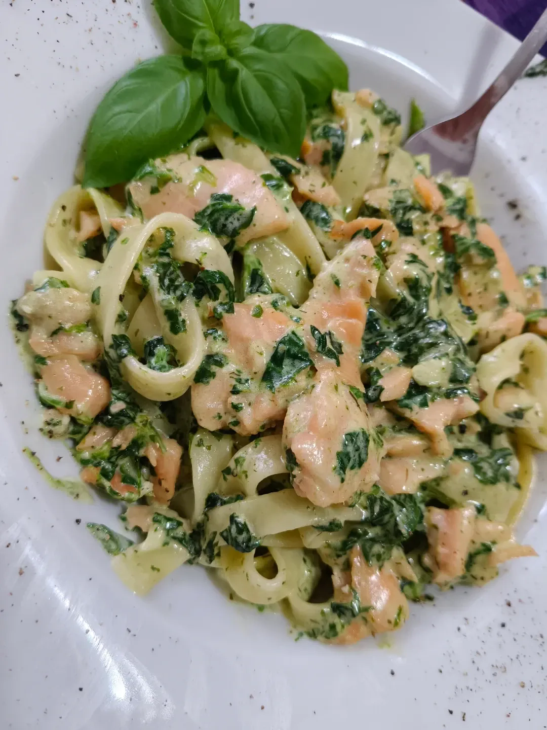 Kremowe tagliatelle z łososiem i szpinakiem