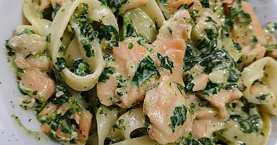 Kremowe tagliatelle z łososiem i szpinakiem