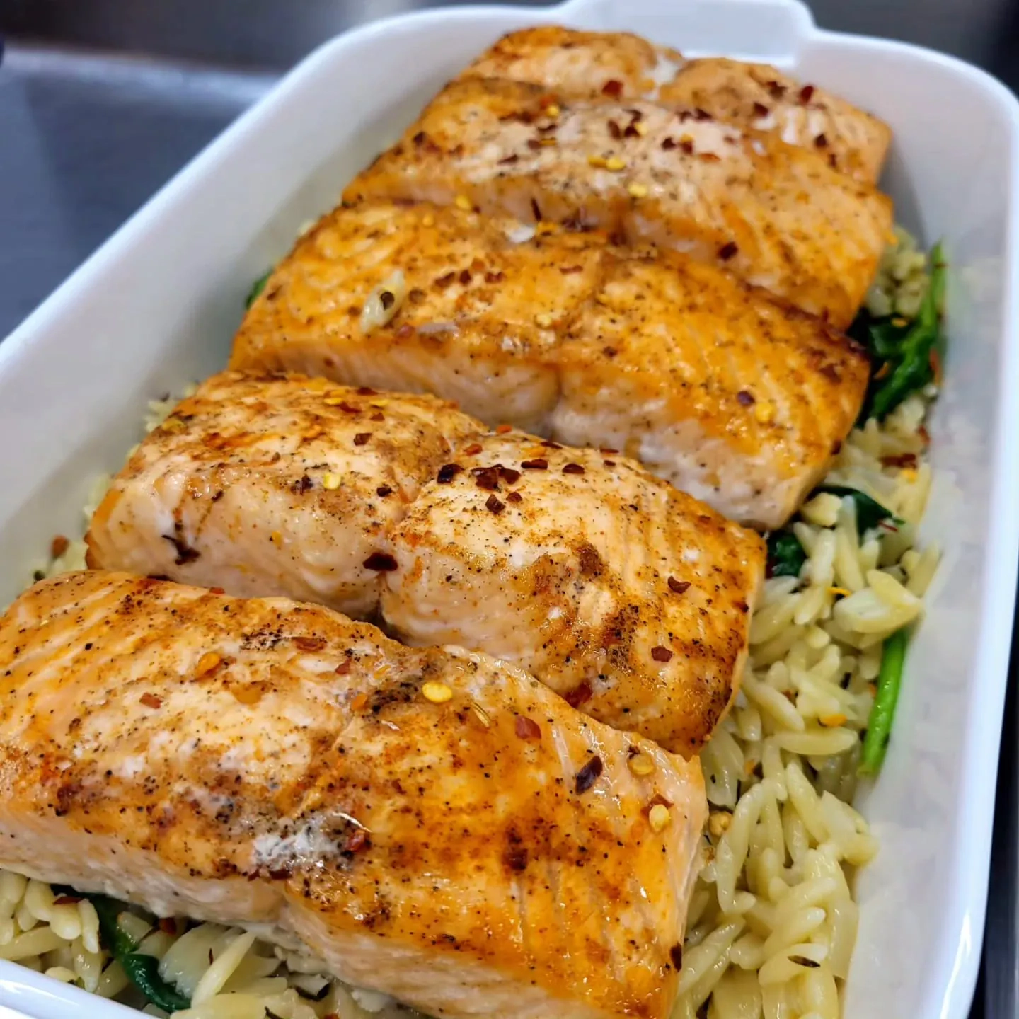 Pieczony łosoś z makaronem orzo, szpinakiem i parmezanem