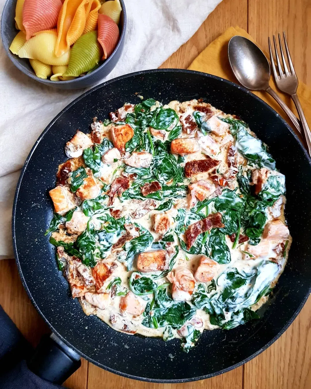 Łosoś z suszonymi pomidorami i ze szpinakiem w wersji fit