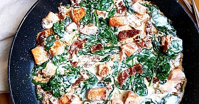 Łosoś z suszonymi pomidorami i ze szpinakiem w wersji fit