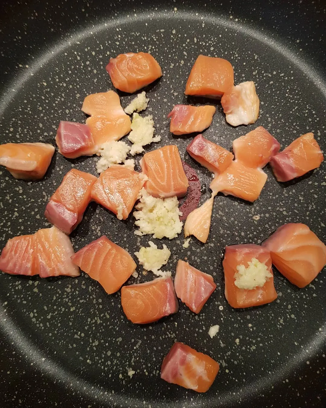 Łosoś z suszonymi pomidorami i ze szpinakiem w wersji fit