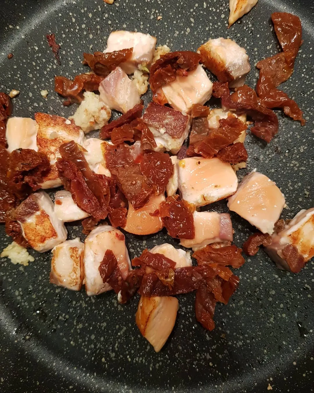 Łosoś z suszonymi pomidorami i ze szpinakiem w wersji fit