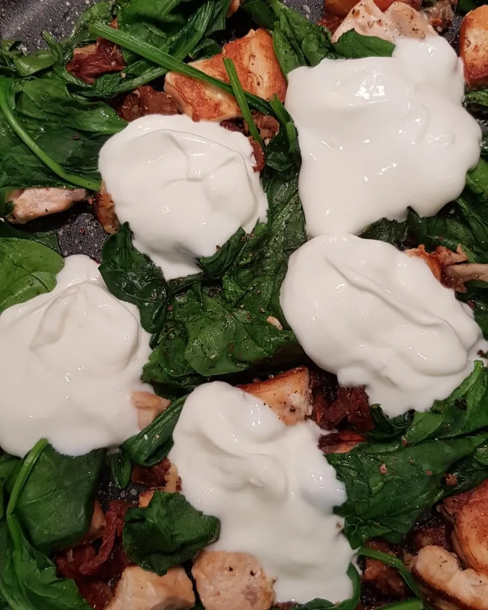 Łosoś z suszonymi pomidorami i ze szpinakiem w wersji fit