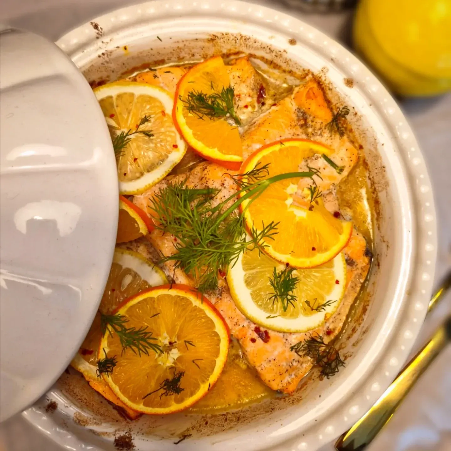 Łosoś pieczony w sosie maślano-cytrynowym to klasyka w lekkim, świeżym wydaniu.🐟