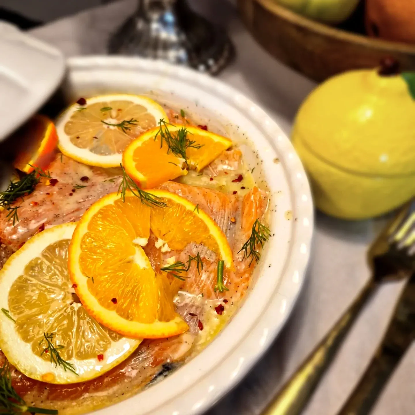 Łosoś pieczony w sosie maślano-cytrynowym to klasyka w lekkim, świeżym wydaniu.🐟