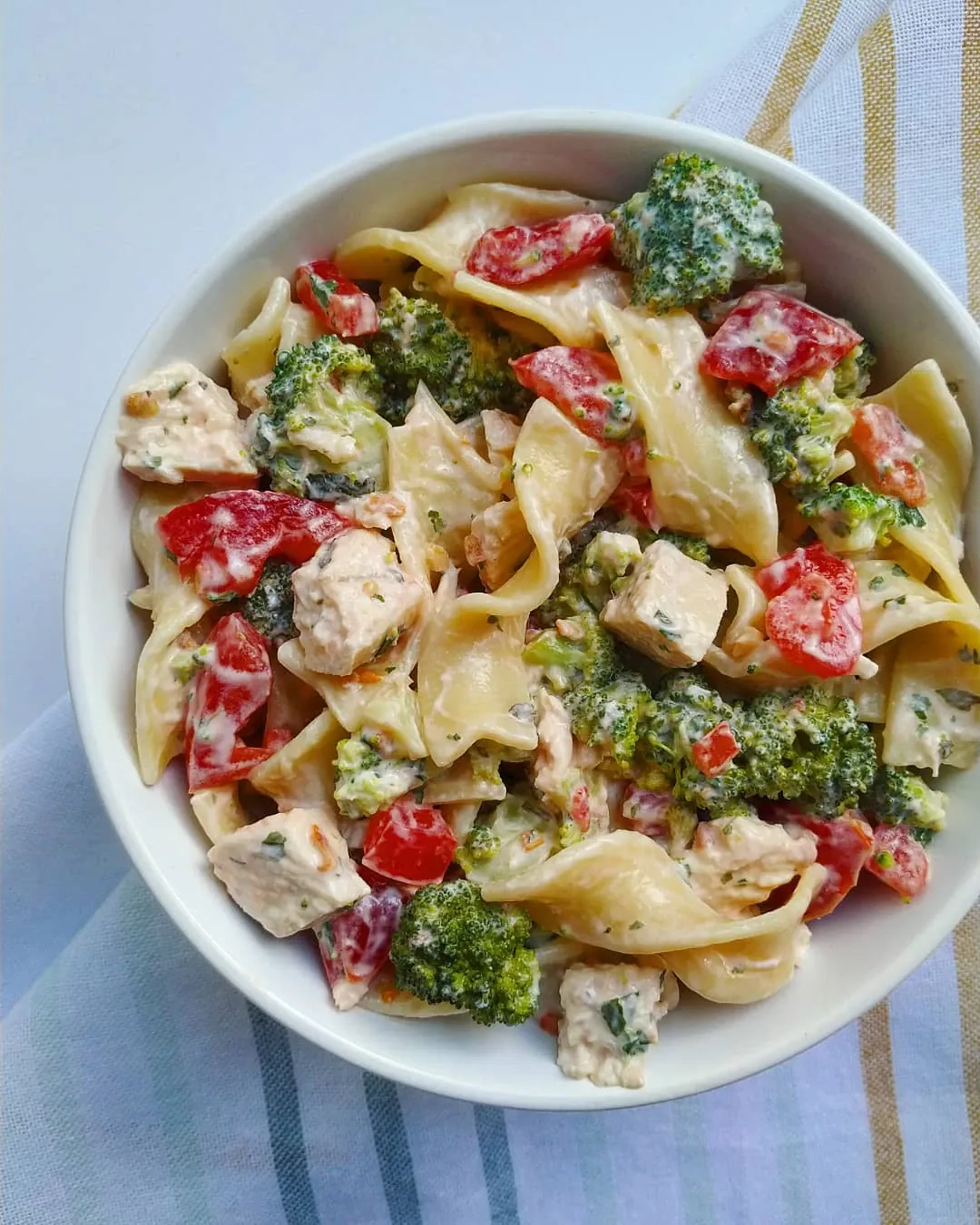 Kremowa sałatka makaronowa z kurczakiem i brokułami w sosie czosnkowym