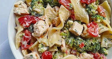 Kremowa sałatka makaronowa z kurczakiem i brokułami w sosie czosnkowym