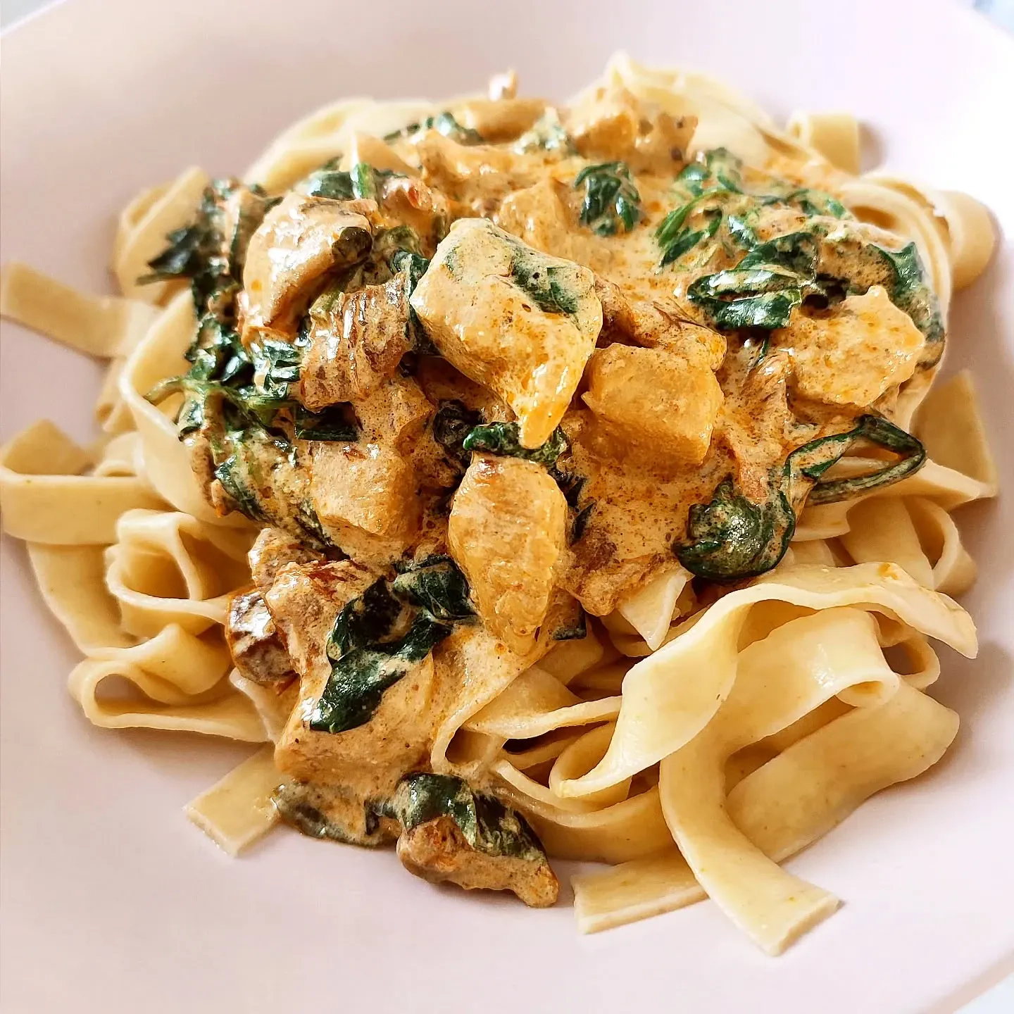 Makaron tagliatelle z kurczakiem, szpinakiem i suszonymi pomidorami