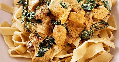 Makaron tagliatelle z kurczakiem, szpinakiem i suszonymi pomidorami