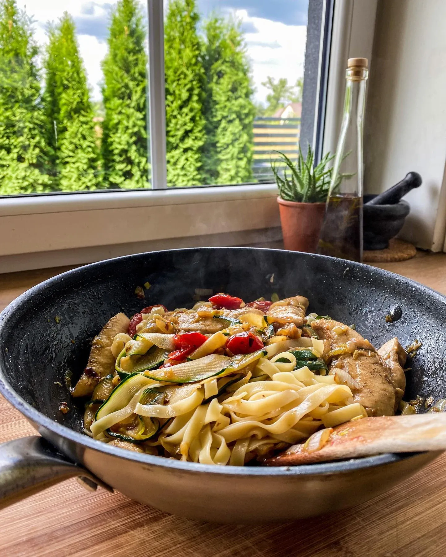 Makaron tagliatelle z kurczakiem i szpinakiem w sosie śmietanowym