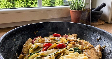 Makaron tagliatelle z kurczakiem i szpinakiem w sosie śmietanowym