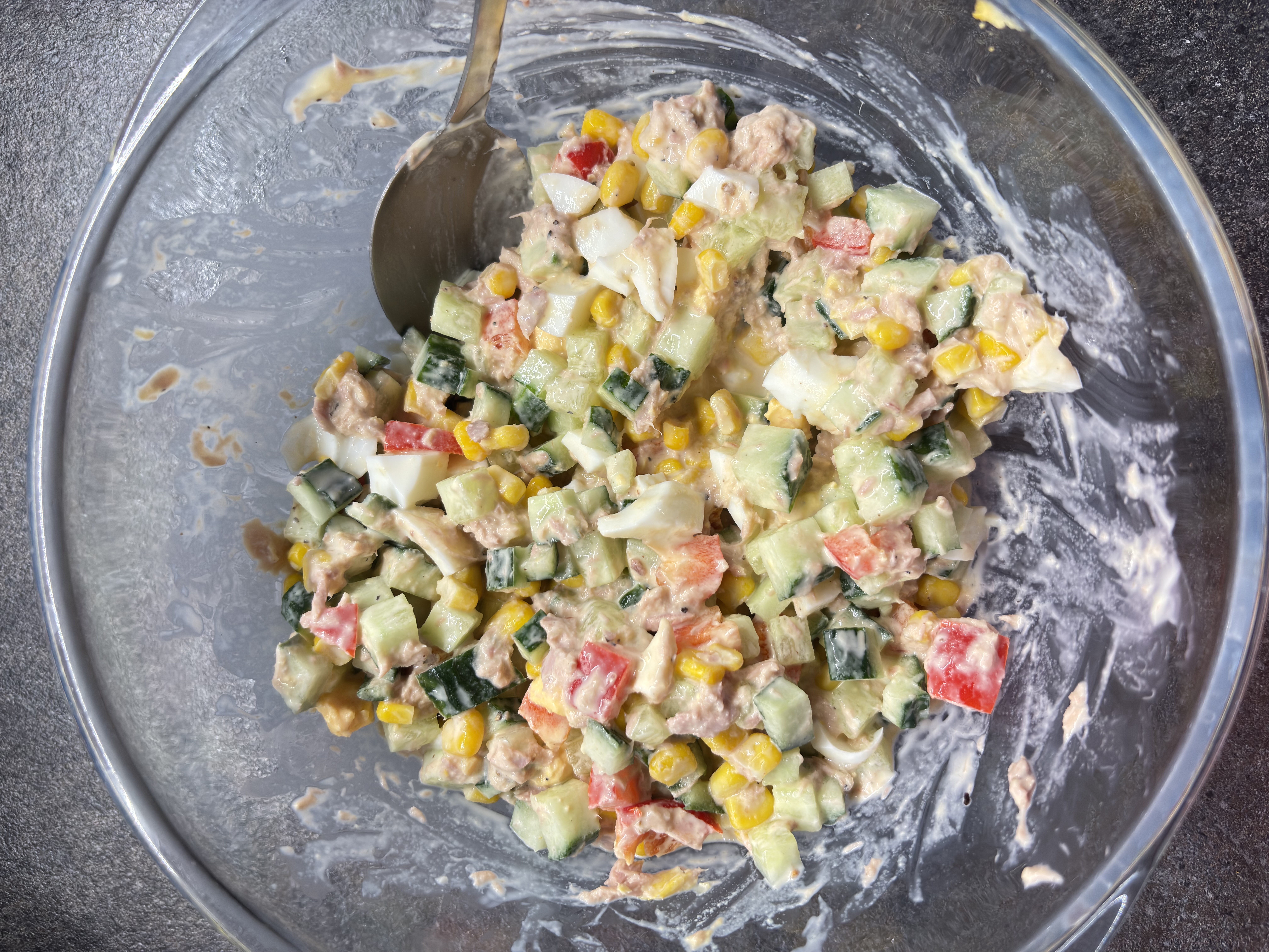 Tuno salotos su agurkais ir kiaušiniais