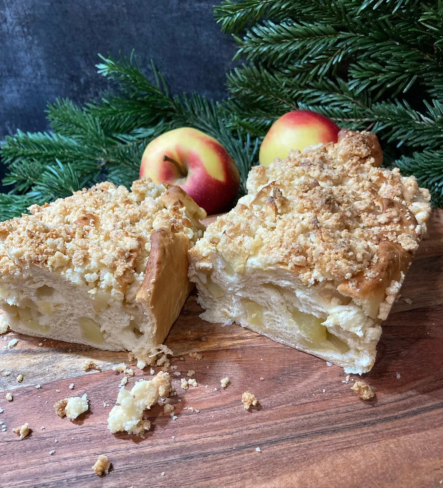 Strucla drożdżowa z jabłkami i kruszonką