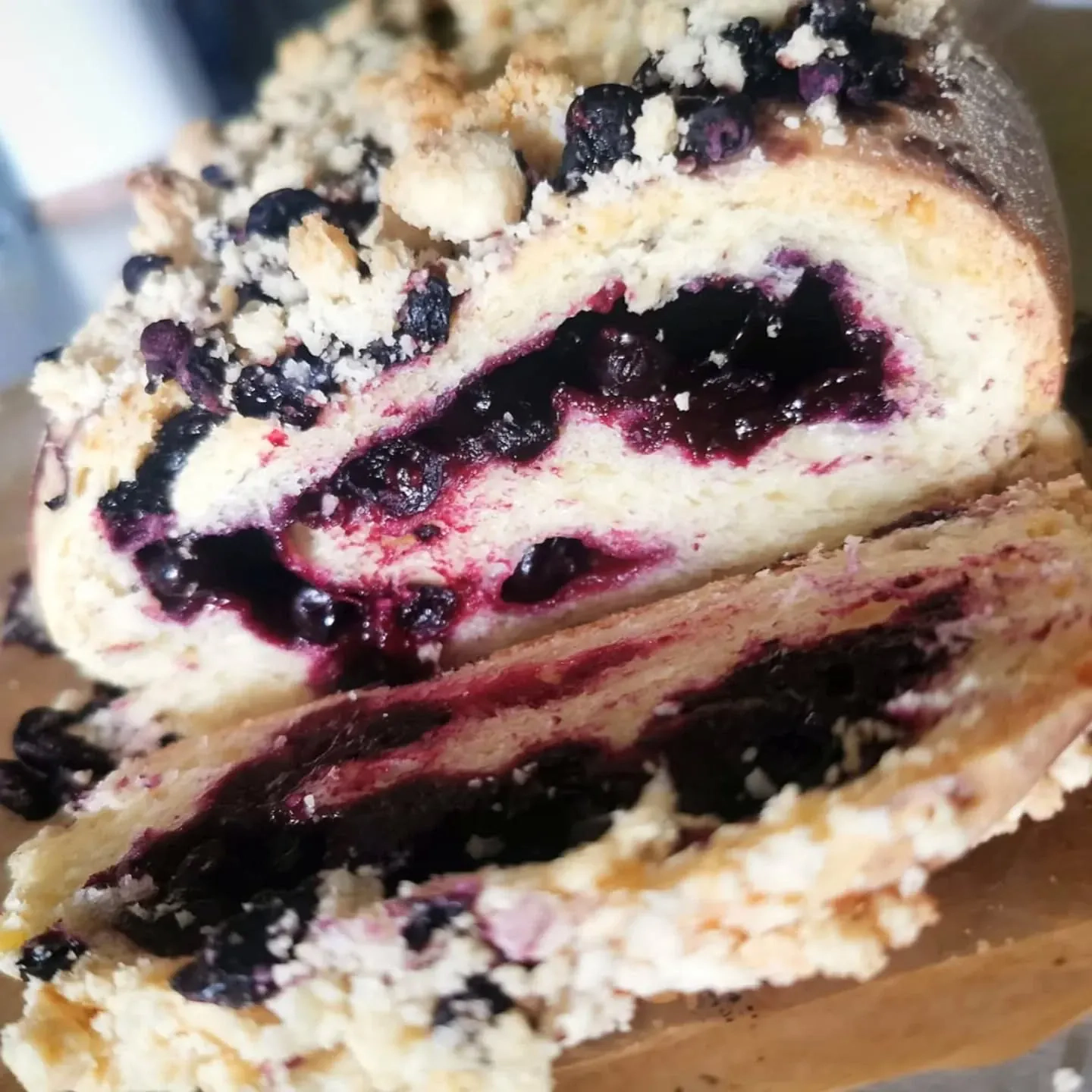 Drożdżowa strucla z jagodami i kruszonką jak z rodzinnej cukierni