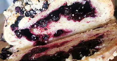 Drożdżowa strucla z jagodami i kruszonką jak z rodzinnej cukierni