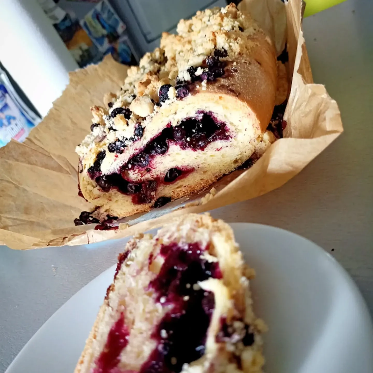 Drożdżowa strucla z jagodami i kruszonką jak z rodzinnej cukierni