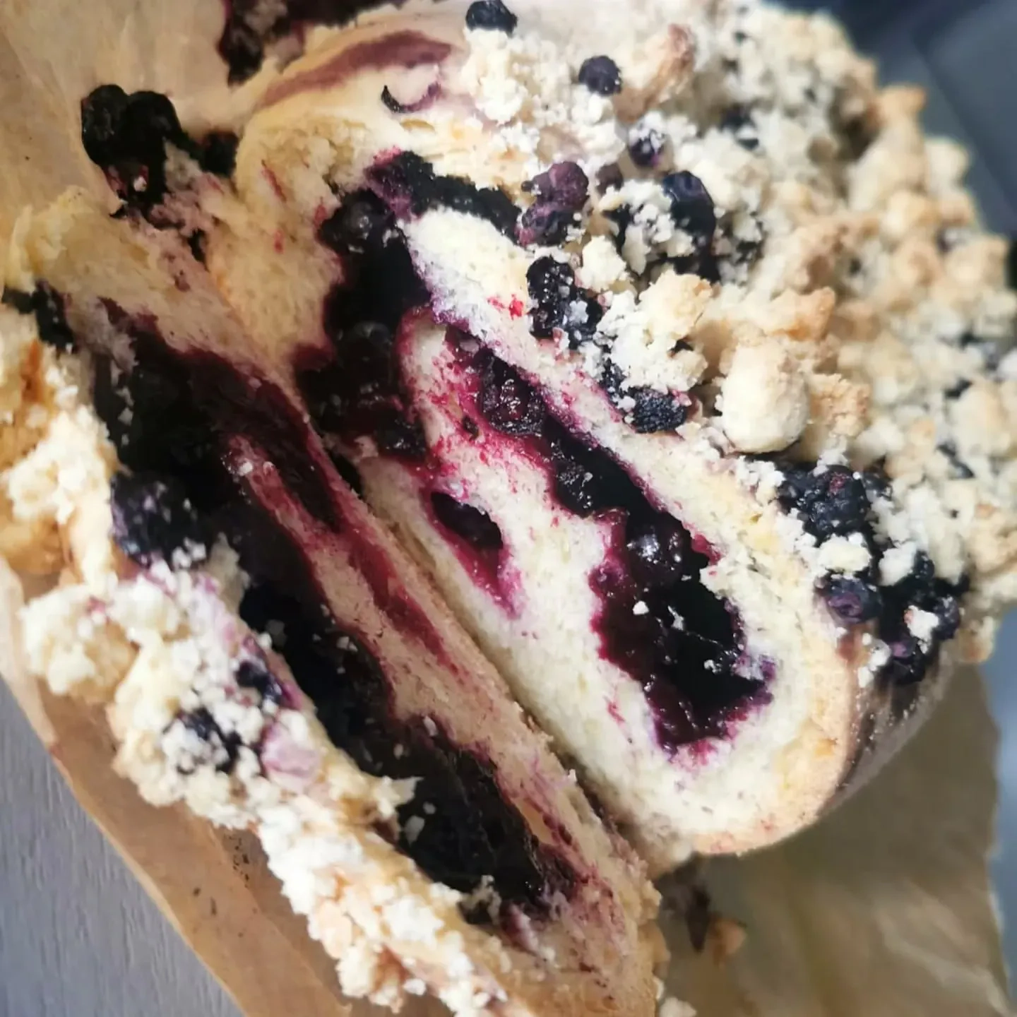 Drożdżowa strucla z jagodami i kruszonką jak z rodzinnej cukierni