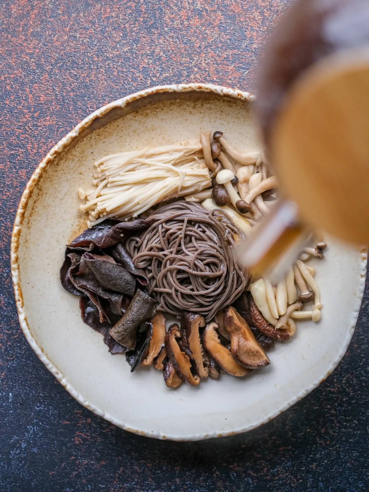 Japoński bulion wołowy z makaronem soba