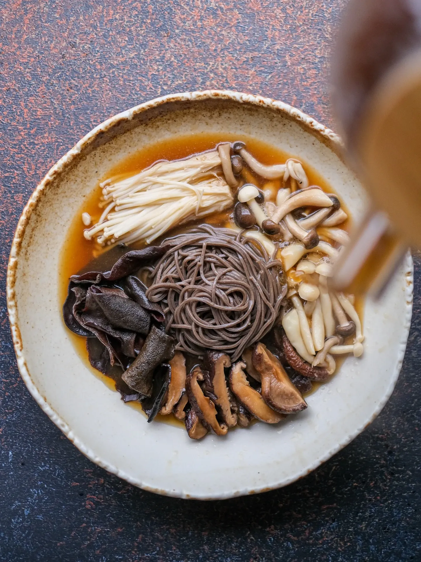 Japoński bulion wołowy z makaronem soba