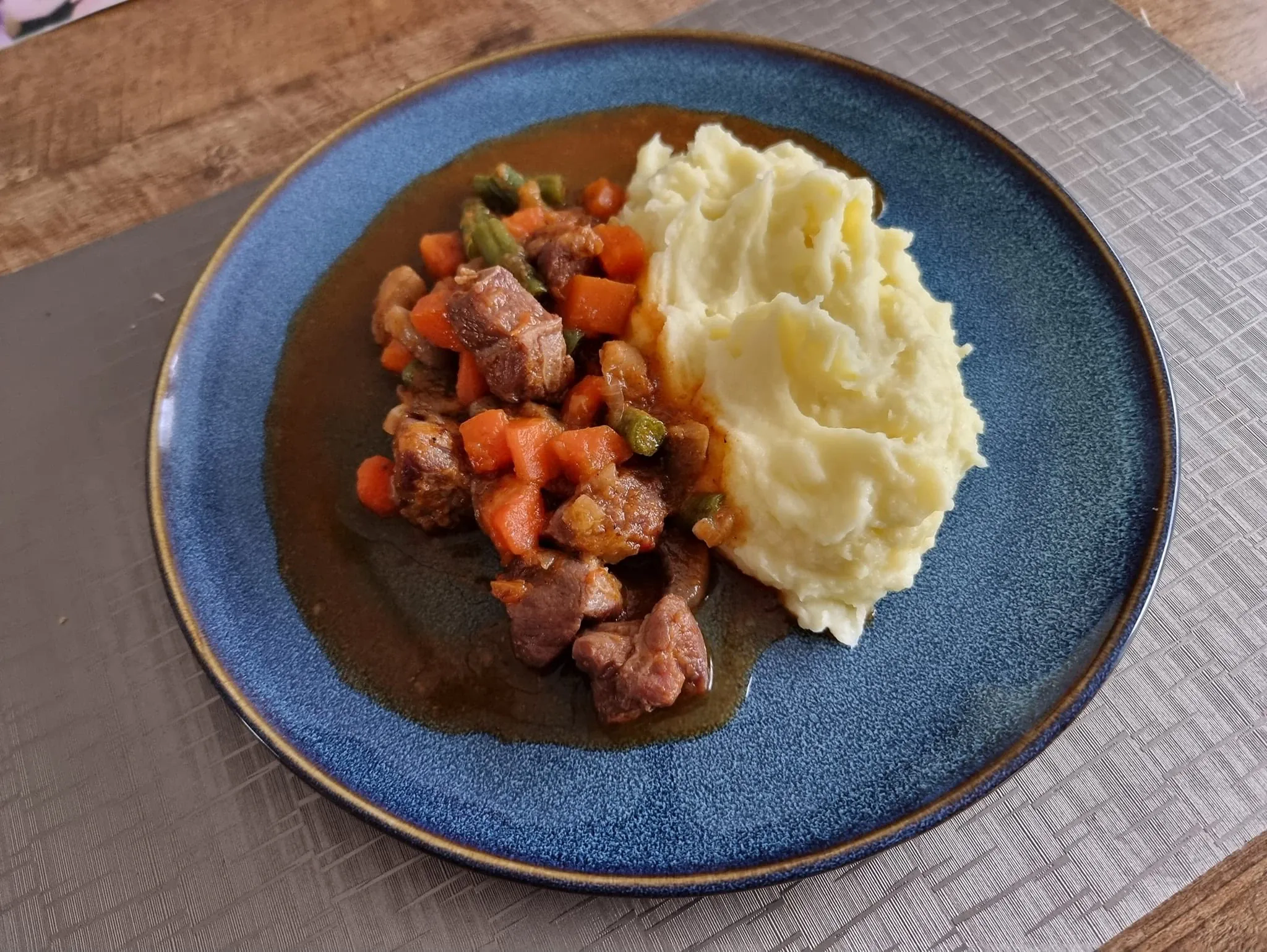 Kalakutienos ir pupelių troškinys