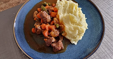 Kalakutienos ir pupelių troškinys