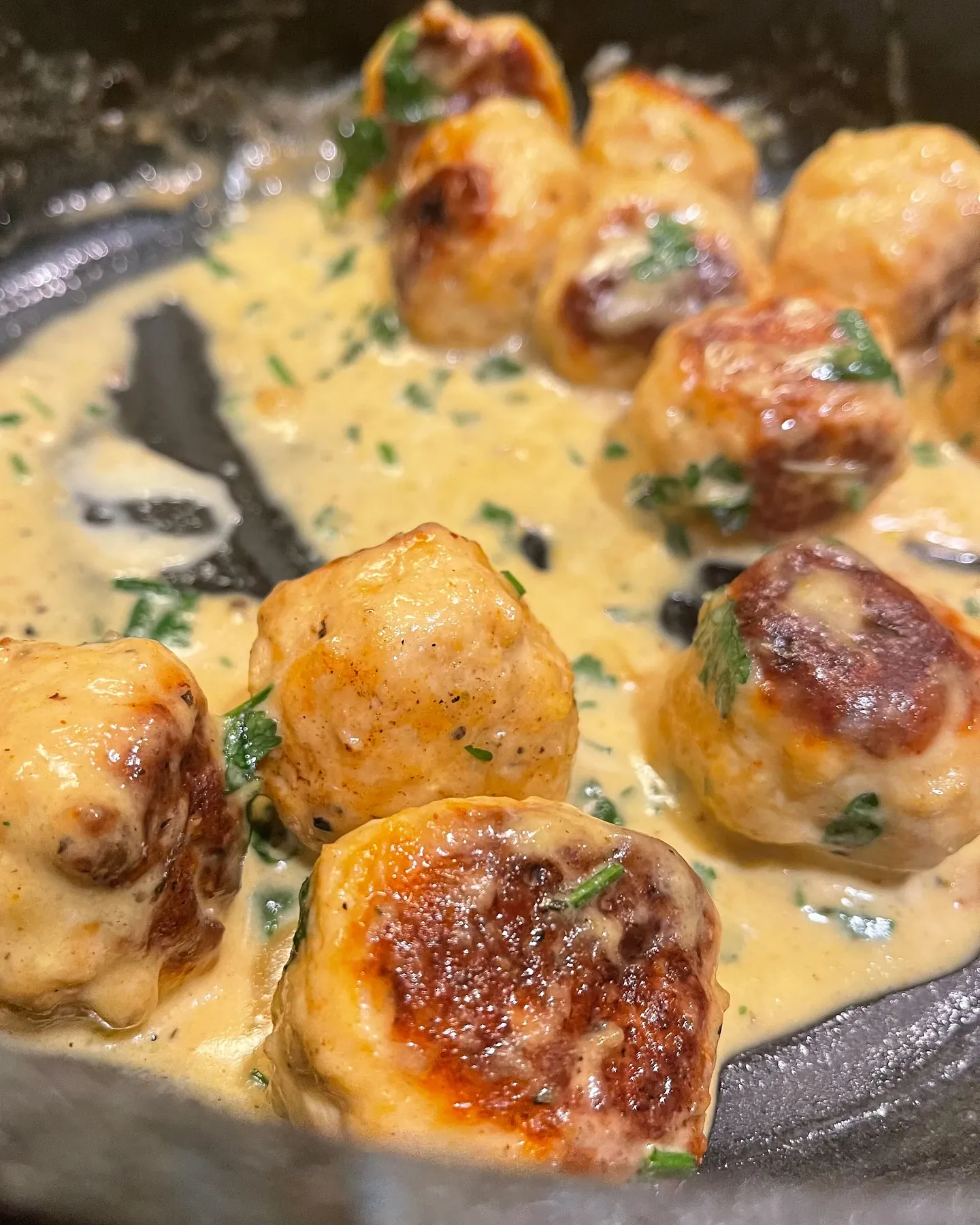 Purūs vištienos kukuliai sūrio ir grietinėlės padaže